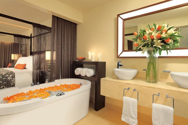 JUNIOR SUITE CLUB KING BED Room