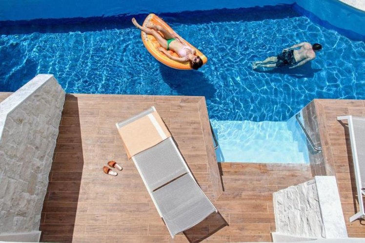 DOUBLE POOL VIEW Room