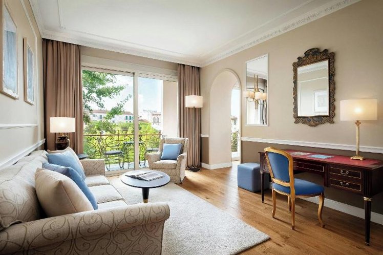 SUITE GARDEN VIEW KING BED Room