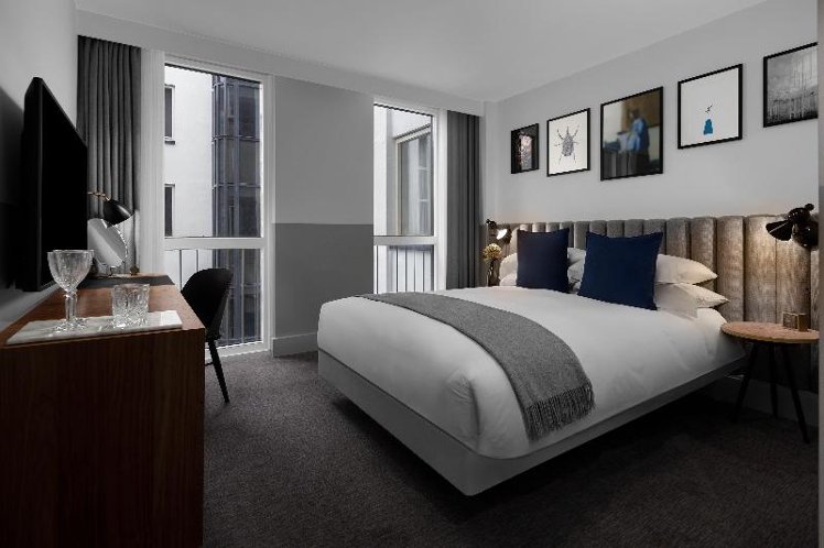 DOUBLE QUEEN SIZE BED Room