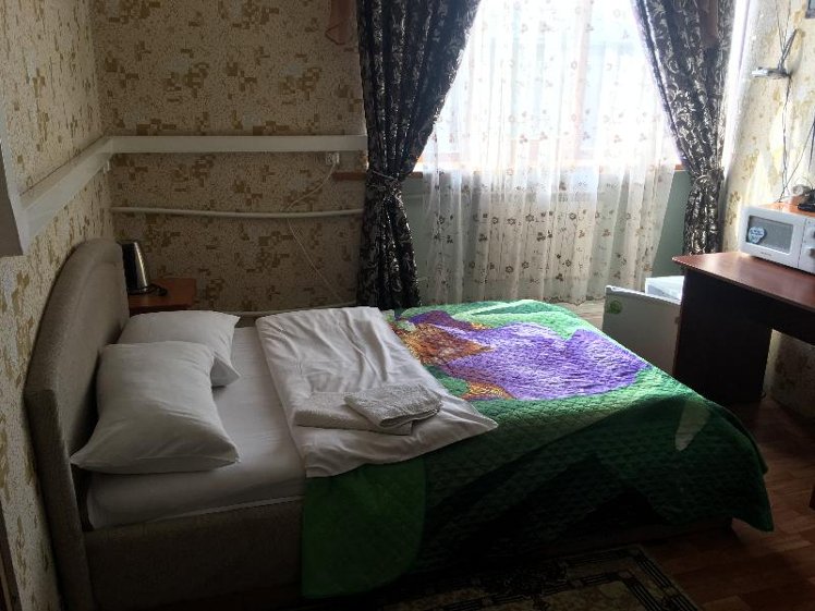 TWIN WITH SHARED BATHROOM Room