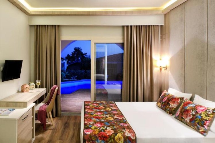 DOUBLE POOL VIEW Room