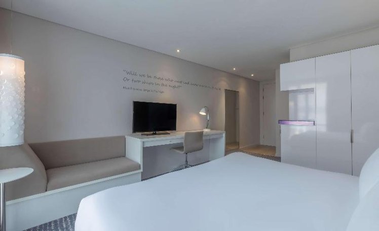 STUDIO KING SIZE BED Room