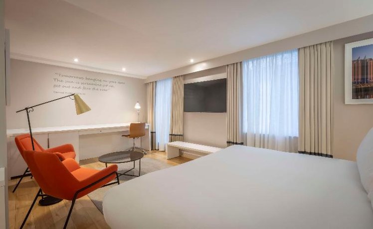 STUDIO KING SIZE BED Room