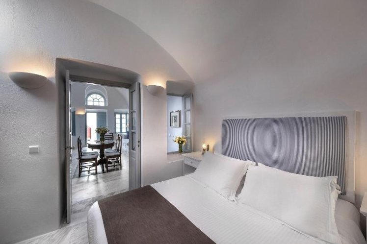 DOUBLE QUEEN SIZE BED Room