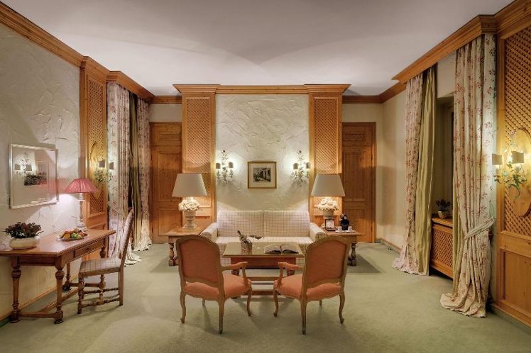 JUNIOR SUITE CLASSIC KING BED Room