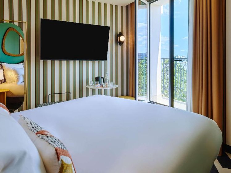DOUBLE QUEEN SIZE BED Room