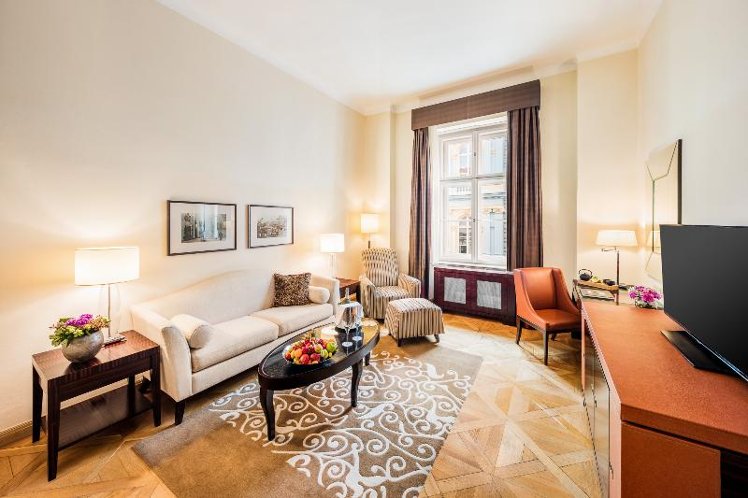 SUITE DELUXE KING BED Room