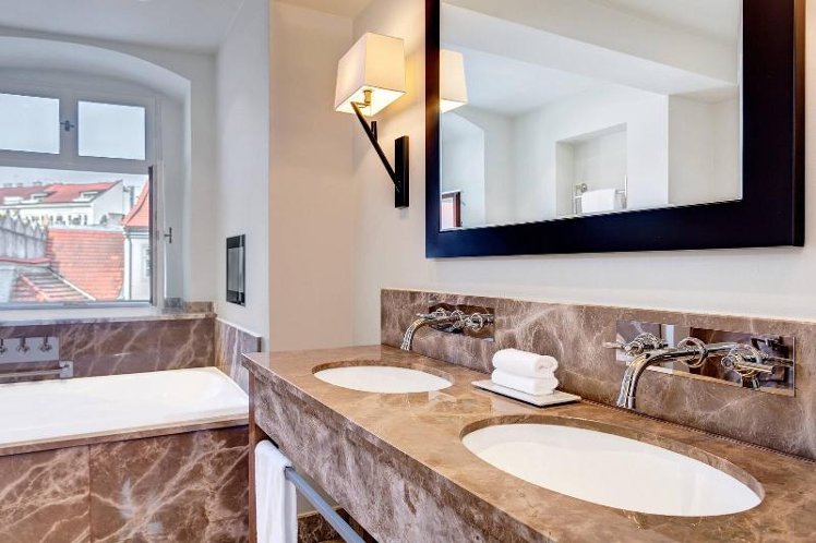 SUITE KING SIZE BED Room