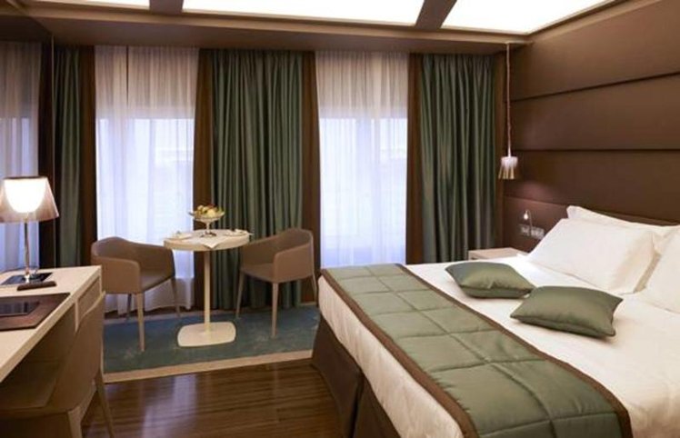 DOUBLE DELUXE KING BED Room