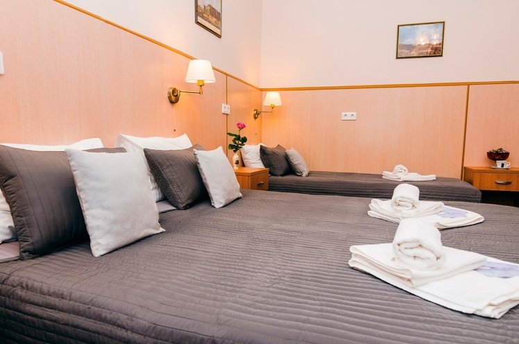 FAMILY ROOM WITH SHARED BATHROOM Room