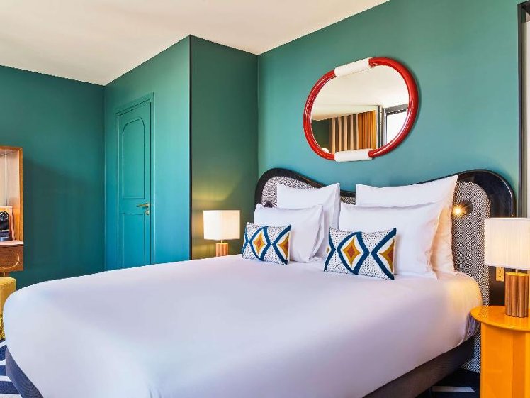 DOUBLE QUEEN SIZE BED Room