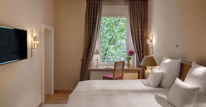 DOUBLE DELUXE KING BED Room
