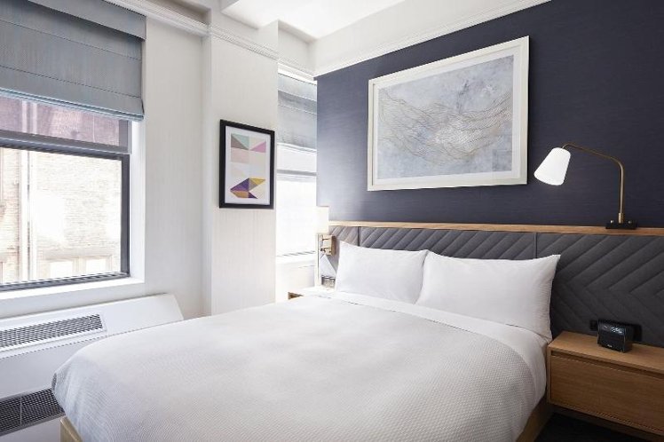 DOUBLE CLUB QUEEN BED Room