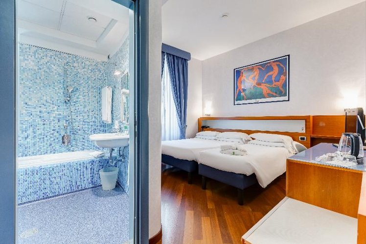 TRIPLE STANDARD Room