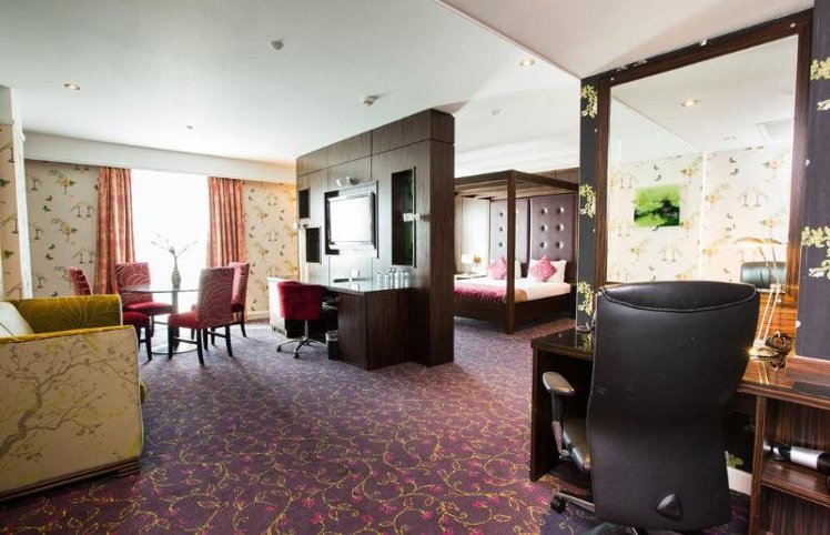 JUNIOR SUITE KING SIZE BED Room