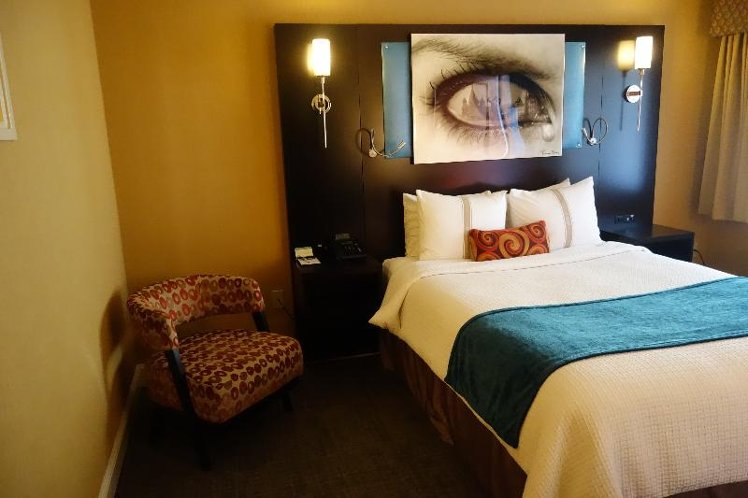 DOUBLE DELUXE QUEEN BED Room