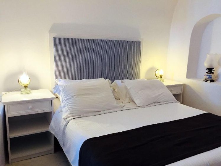 DOUBLE QUEEN SIZE BED Room