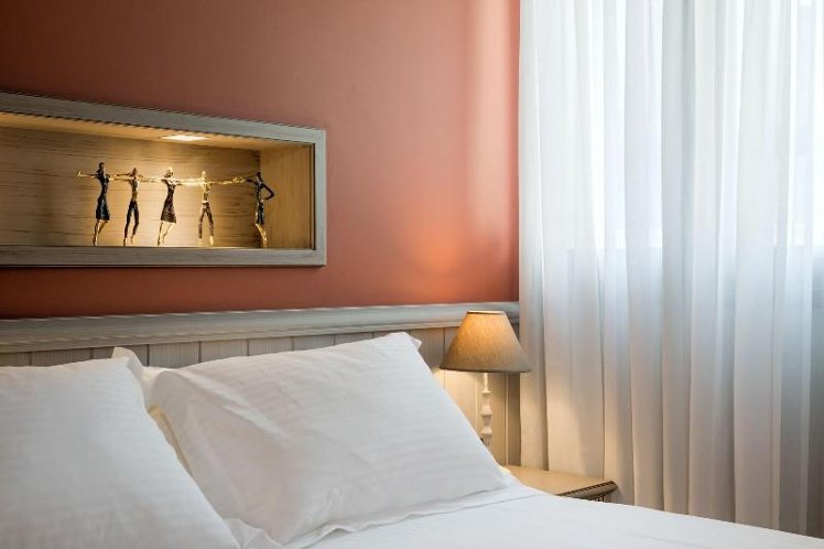 DOUBLE QUEEN SIZE BED Room