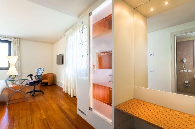 DOUBLE DELUXE KING BED Room
