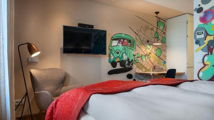DOUBLE PREMIUM QUEEN BED Room