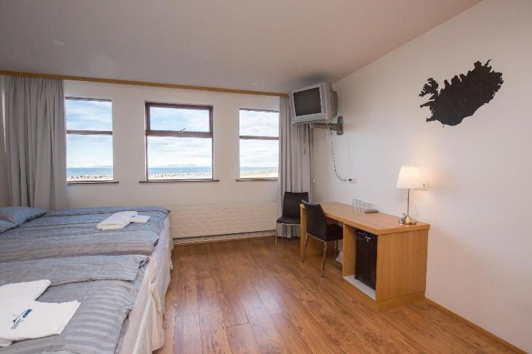 FAMILY ROOM THREE BEDS Room
