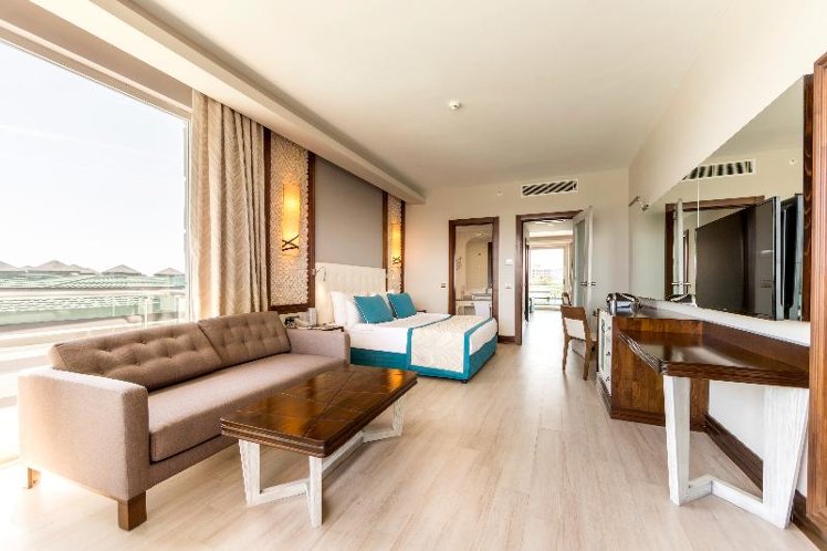 FAMILY ROOM LAGOON VIEW Room