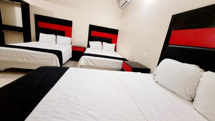 FAMILY ROOM THREE BEDS Room
