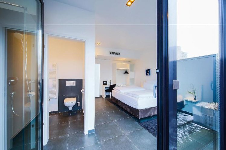 DOUBLE QUEEN SIZE BED Room
