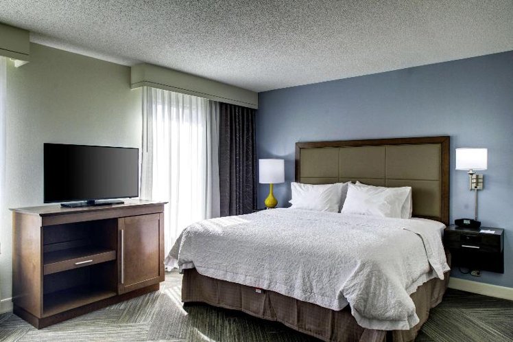 STUDIO KING SIZE BED Room