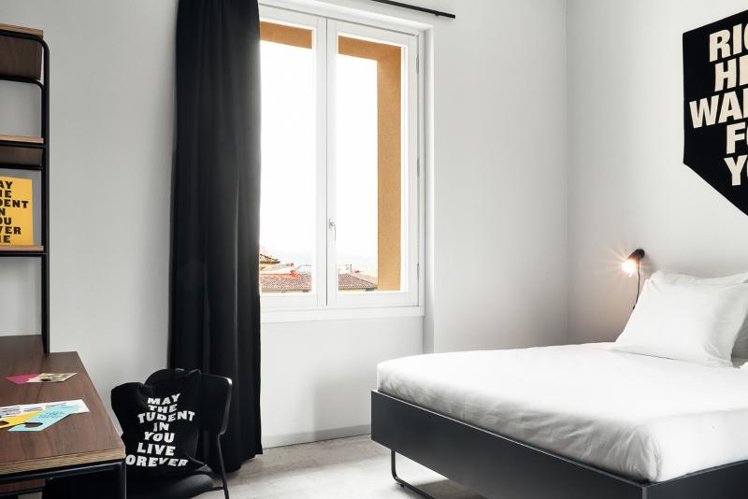 DOUBLE QUEEN SIZE BED Room