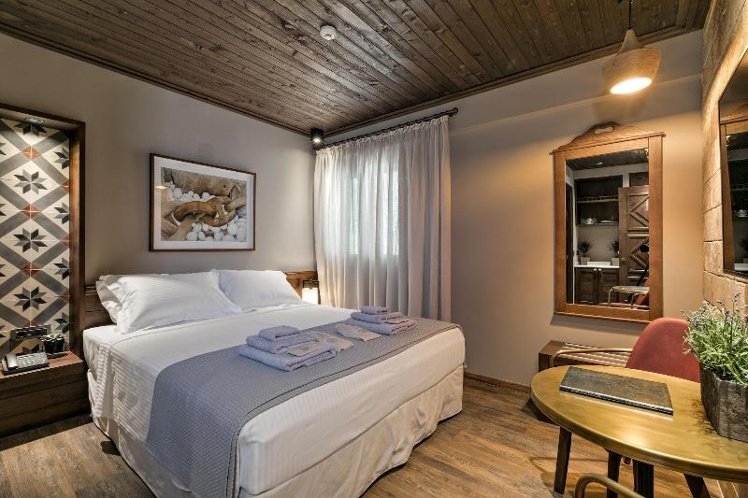 DOUBLE QUEEN SIZE BED Room