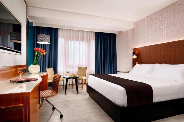 DOUBLE SUPERIOR KING BED Room