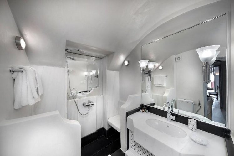 DOUBLE QUEEN SIZE BED Room
