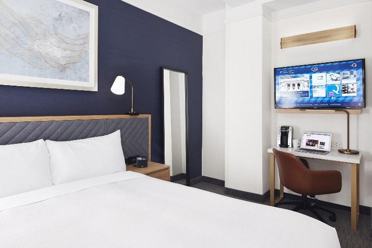 DOUBLE CLUB QUEEN BED Room