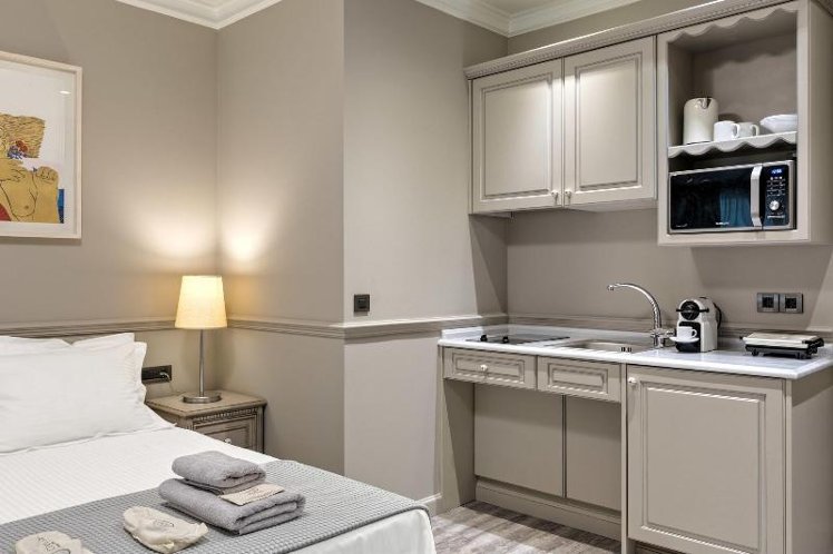 STUDIO KING SIZE BED Room