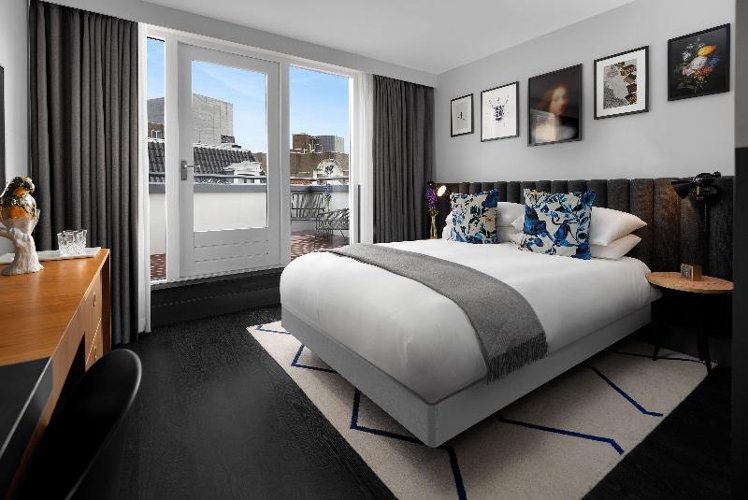DOUBLE QUEEN SIZE BED Room