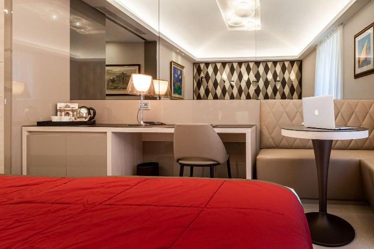 DOUBLE KING SIZE BED Room
