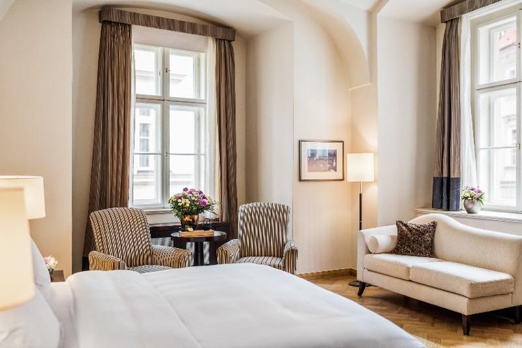 JUNIOR SUITE KING SIZE BED Room