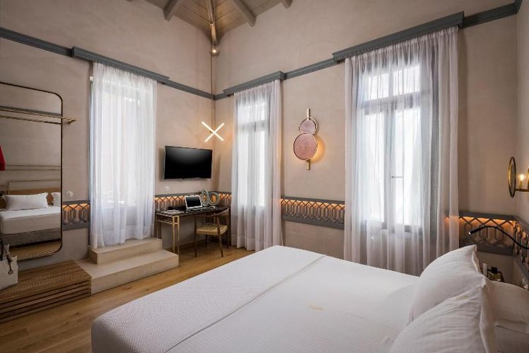 JUNIOR SUITE CITY VIEW QUEEN BED Room
