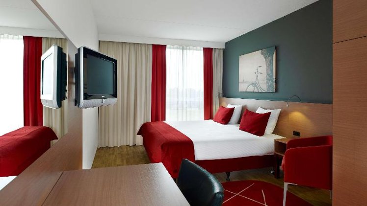 DOUBLE SUPERIOR QUEEN BED Room