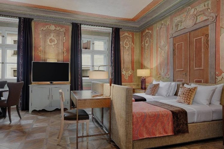 SUITE KING SIZE BED Room