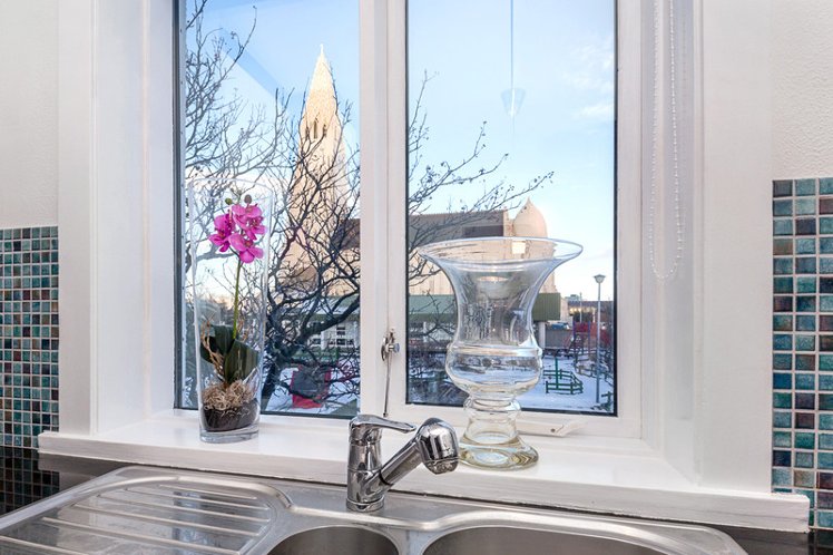 SINGLE WITH SHARED BATHROOM Room
