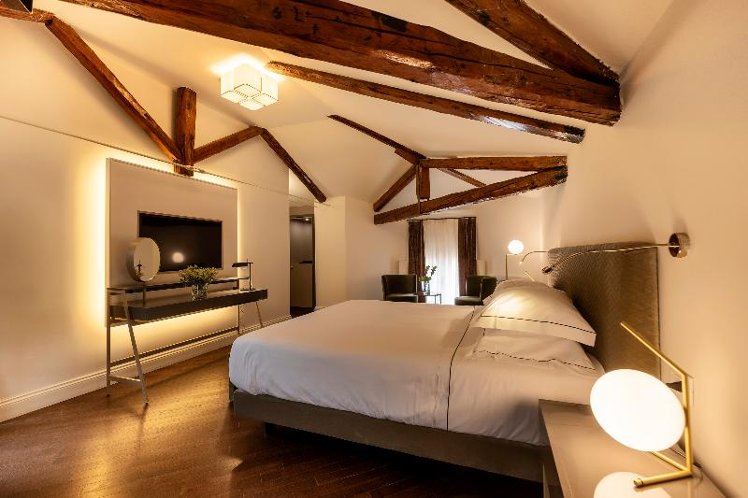 JUNIOR SUITE STANDARD Room
