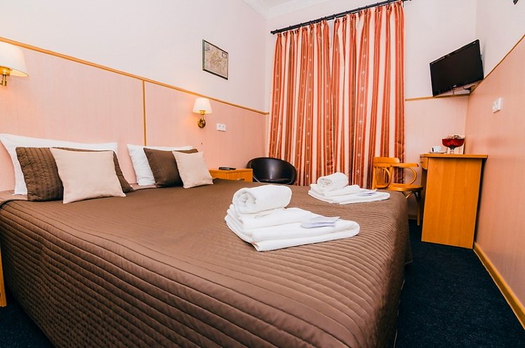 DOUBLE WITH SHARED BATHROOM Room