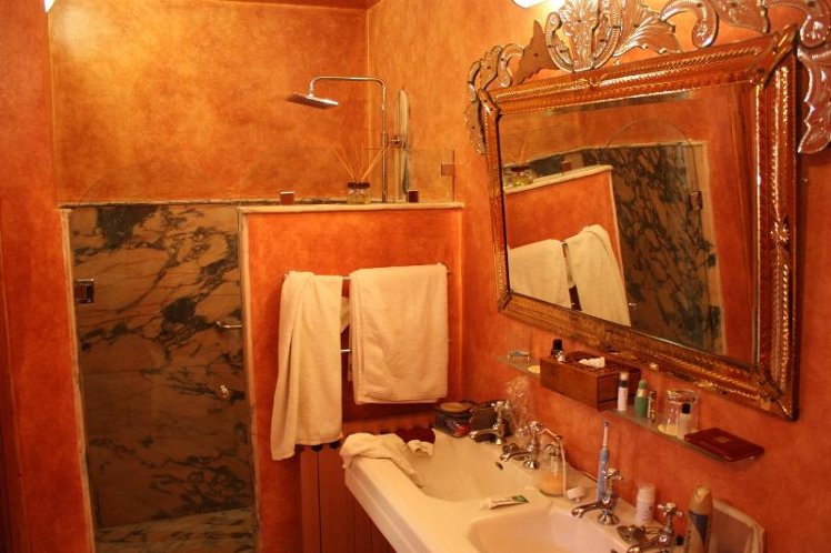 DOUBLE SUPERIOR QUEEN BED Room