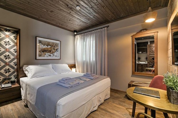 DOUBLE QUEEN SIZE BED Room