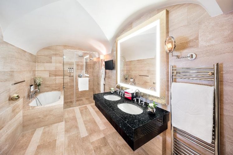 SUITE KING SIZE BED Room