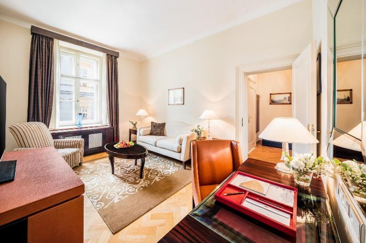 SUITE KING SIZE BED Room