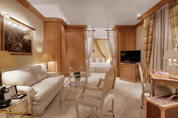 JUNIOR SUITE CLASSIC KING BED Room